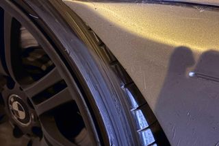 Kilkaset samochodów przy galeriach w Lesznie. Nocna akcja policji