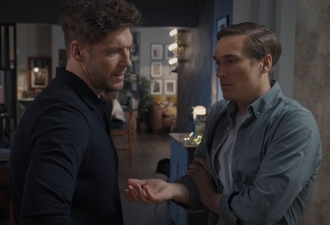 M jak miłość, odcinek 1874: Olek (Maurycy Popiel), Marcin (Mikołaj Roznerski)