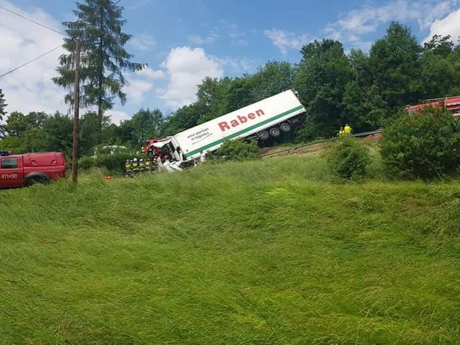 Na Zakopiance autokar zderzył się z ciężarówką. Wśród rannych są dzieci