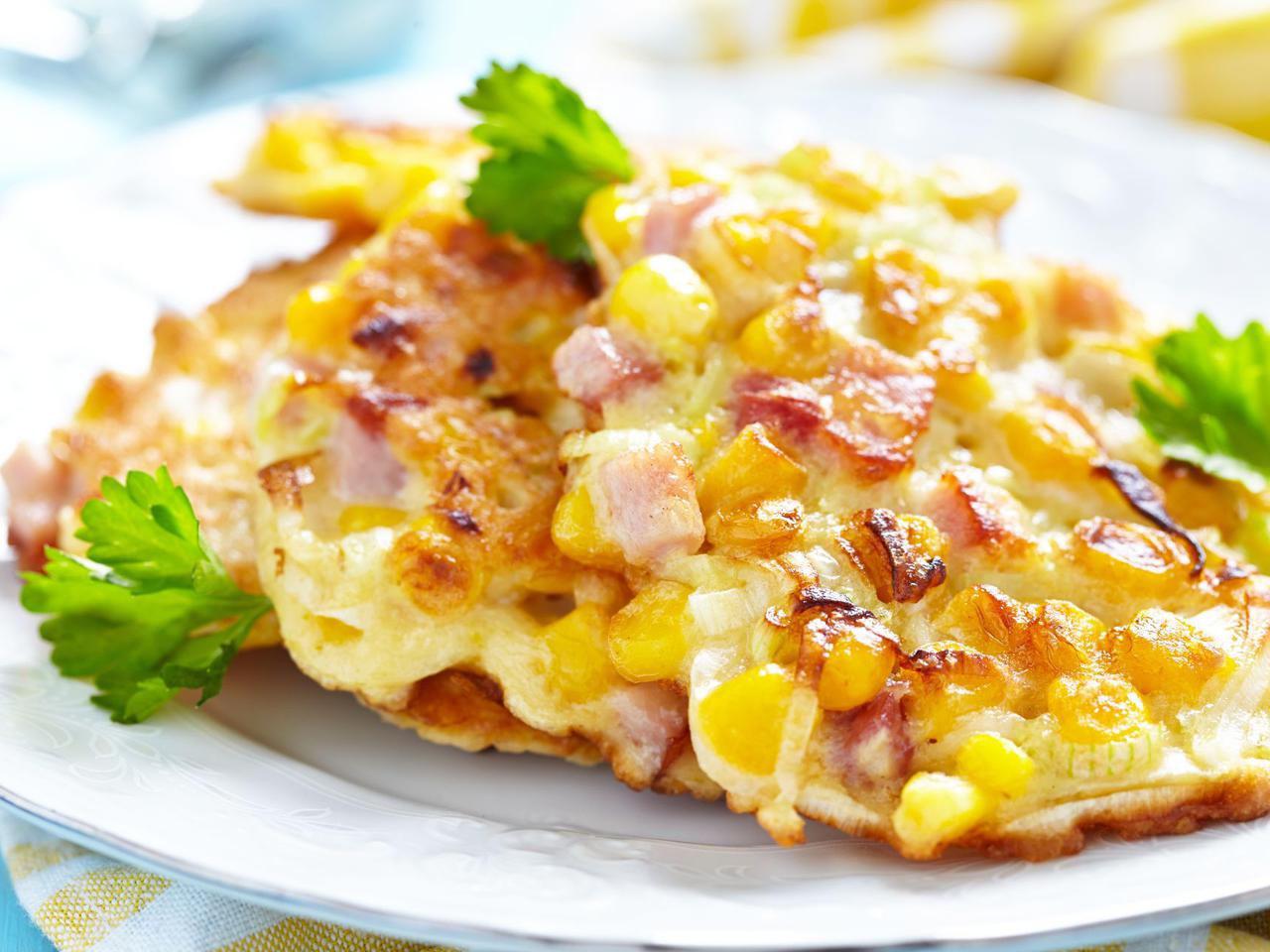 Wytrawno-słodkie racuszki hawajskie - przepis na placki z szynką, ananasem i kukurydzą