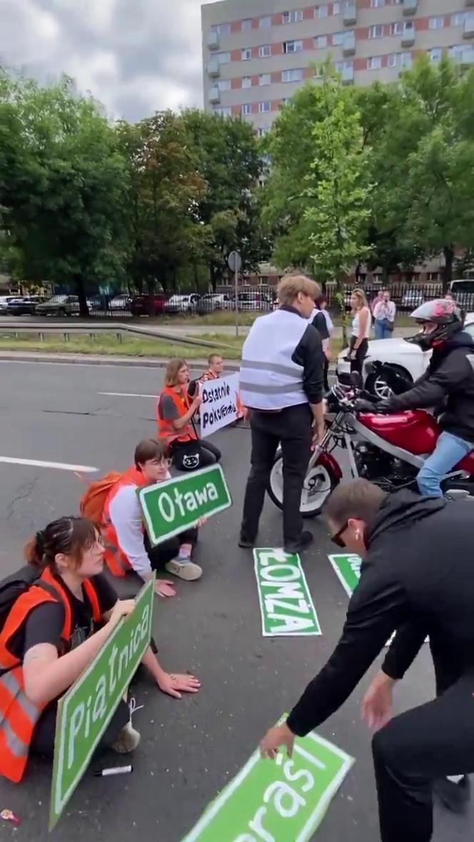 Gazem i gaśnicą w aktywistów. Kierowcy dostali furii. Blokada Czerniakowskiej wymknęła się spod kontroli