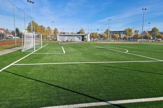 ​Boisko koło szkoły na Zatorzu w Lesznie jak nowe. Co się zmieniło? [ZDJĘCIA]