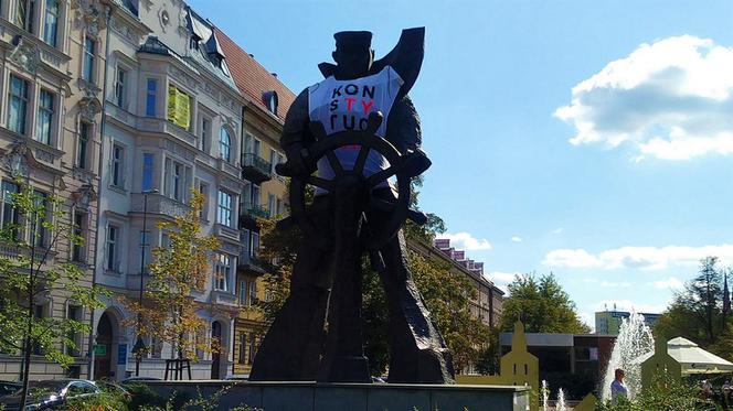 Szczeciński marynarz w koszulce z napisem "Konstytucja"