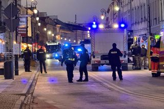 Podczas kontroli na Nowym Świecie mężczyzna wręczył policjantom przedmiot przypominający granat