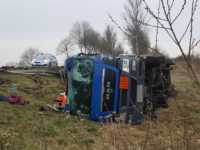 Cysterna z płynnym asfaltem wypadła z drogi