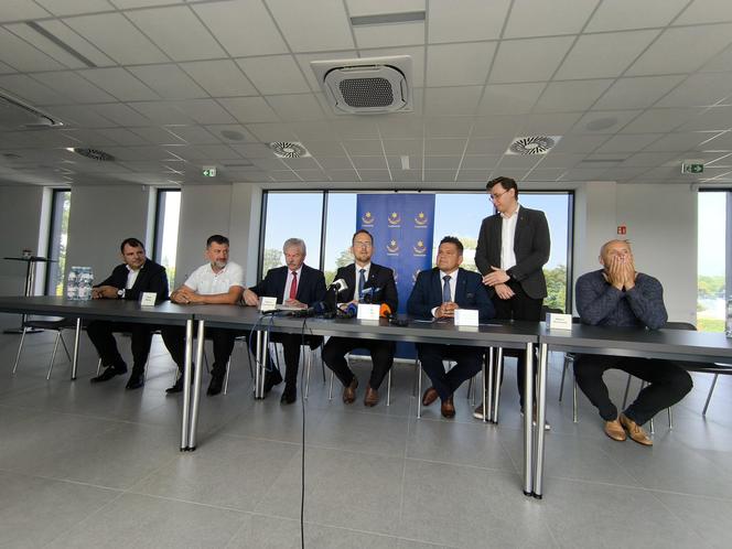 Podpisanie umowy na rozbudowę stadionu piłkarskiego w Mościcach