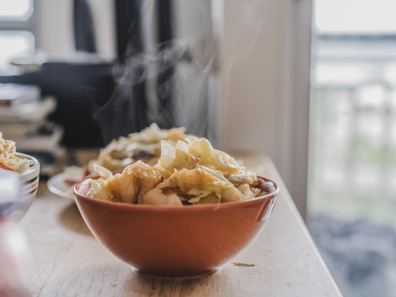 Kapusta pekińska zasmażana z parówkami - tanie i proste danie na szybko