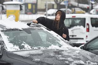 Izabella Krzan odśnieżyła samochód