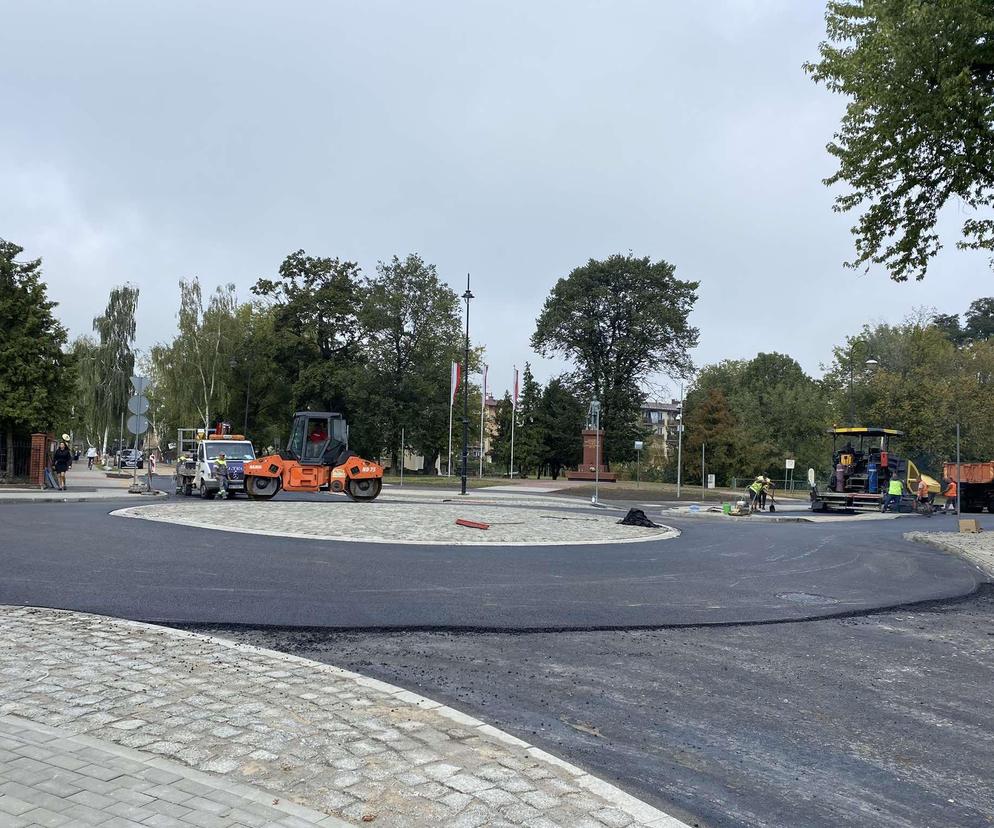 Kończą się prace przy budowie ronda na skrzyżowaniu ulic Wojskowej i Cmentarnej w Siedlcach 