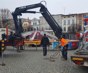 ​Na Rynku w Lesznie montowana jest karuzela. To świąteczna atrakcja dla dzieci i nie tylko