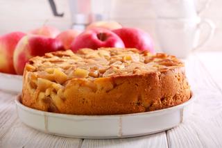 Cudownie puszyste ciasto z jabłkami: idealne na podwieczorek z rodziną