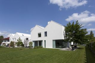 Dwa bliźniaki w bieli na jednej działce. Niesamowite mikroosiedle dla czterech rodzin