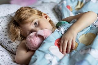 Rodzice mówią, że dzieci „od czasu do czasu pokasłują”. Pediatra otwiera oczy na ważną kwestię