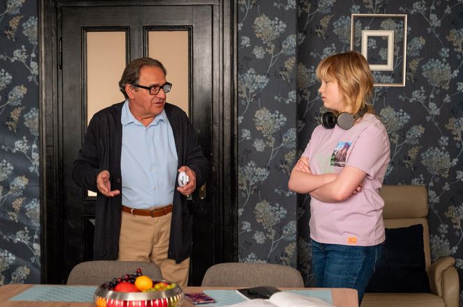 Barwy szczęścia, odcinek 3233: Emilka (Jessica Frankiewicz), Jerzy (Bronisław Wrocławski)