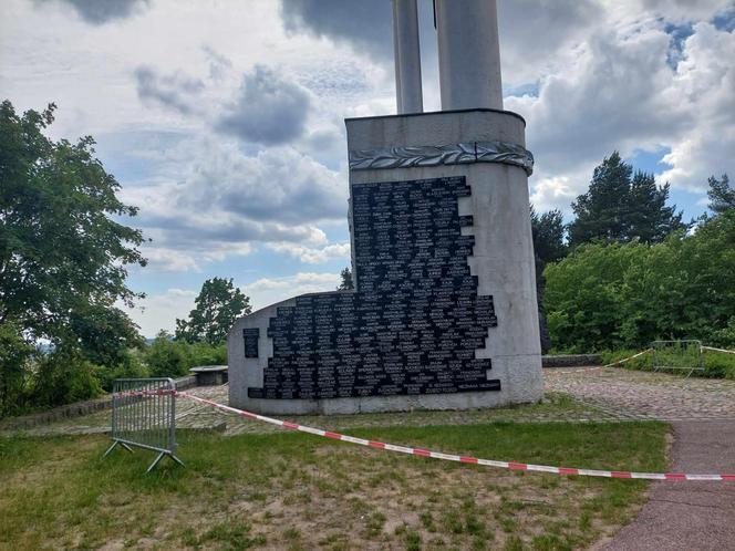 Pomnik w Dolinie Śmierci w Fordonie jest w opłakanym stanie. Jeden z kłosów wygląda na ułamany, a teren jest ogrodzony taśmą