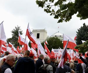 Karol Nawrocki prezydentem. Tłumy pod Sejmem