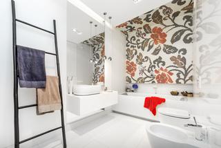 Aranżacja łazienki z kwiatową dekoracją ściany