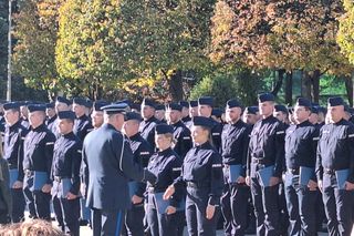 Uroczyste zakończenie szkolenia policyjnego w Katowicach. Ponad 200 nowych policjnatów