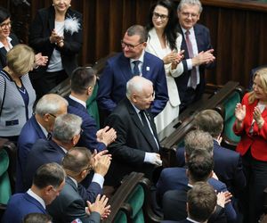 Jarosław Kaczyński z palcem w bandażu