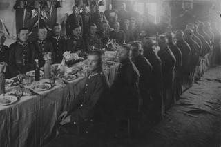 Artylerzyści podczas śniadania wielkanocnego w koszarach