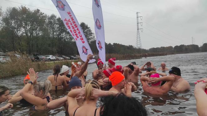 Zimna woda i intensywne opady śniegu. Morsy z woj. lubelskiego były zachwycone pogodą!