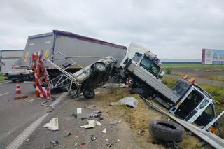 Wypadek na S5 niedaleko Kościana. TIR wjechał w pojazd służby drogowej [ZDJĘCIA]