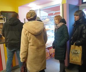 W Tłusty Czwartek w Olsztynie tłumy ustawiały się w kolejce po pączki rzemieślnicze [ZDJĘCIA]