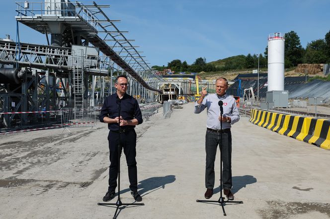 Donald Tusk w Męcinie. Premier odwiedził budowę największego tunelu kolejowego w Polsce