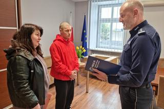 ​17-letni Ukrainiec pomógł starszemu mężczyźnie. Oddał mu swoje buty i kurtkę i odprowadził na boso na policję