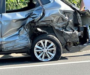 Zderzenie trzech aut, jedno dachowało