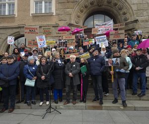 Protest mieszkańców gminy Purda pod olsztyńskim ratuszem