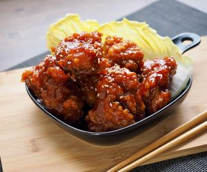 Kurczak po koreańsku – złocista panierka, pikantna glazura i totalna eksplozja smaku