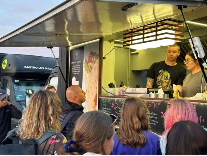 Foodtruckowe miasteczko na Openerze. Za zwykłą zapiekankę zapłacisz majątek 