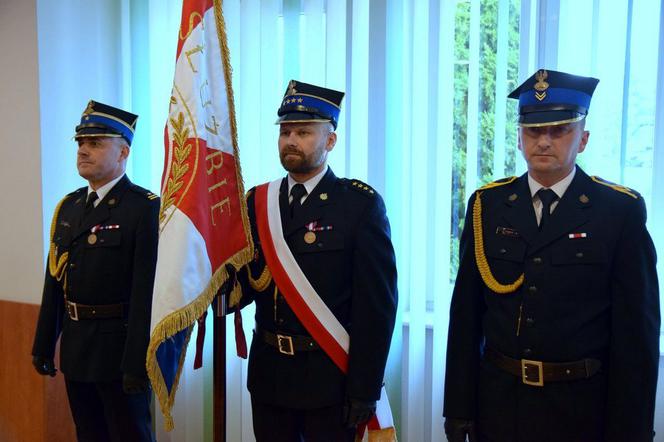 Młodzi strażacy otrzymali nominacje oficerskie. Zostaną skierowani do podkarpackich jednostek [FOTO]