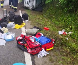 Autokar z dziećmi wylądował w rowie! Sześć osób rannych, droga zablokowana