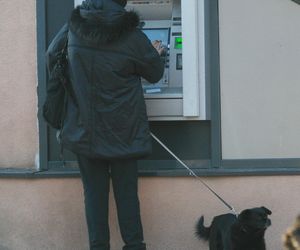 Krystyna Janda w Sopocie zamiast wdychać jod - kurzy jak lokomotywa!