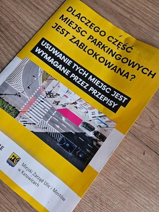 Ulotkowa akcja informacyjna Katowic. Broszury rozmokły i zostawiły ślad farby na szybach mieszkańców
