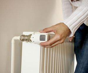 Przesuszone gardło i kaszel? Tak ogrzewanie wpływa na twoje zdrowie. Zobacz, jak temu zaradzić