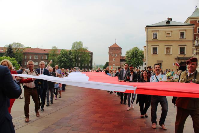 Od Bramy Floriańskiej do Wawelu: Kraków pobił rekord na najdłuższą flagę Polski! [ZDJĘCIA]