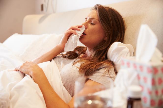 Kobieta borykająca się z objawami przeziębienia 