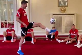 Euro 2020: Tak Robert Lewandowski żongluje piłką w sali balowej hotelu w St. Petersburgu. Wokół pełno szkła i eleganckie żyrandole [WIDEO]