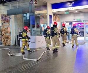 Pożar Biedronki w centrum Warszawy! Duża ewakuacja, na miejscu służby