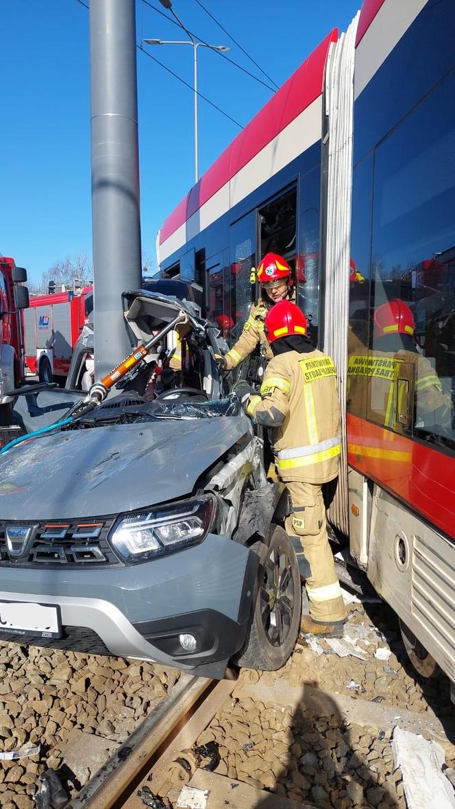 Wypadek w Gdańsku. Samochód wjechał w tramwaj. Kierowca był zakleszczony w aucie