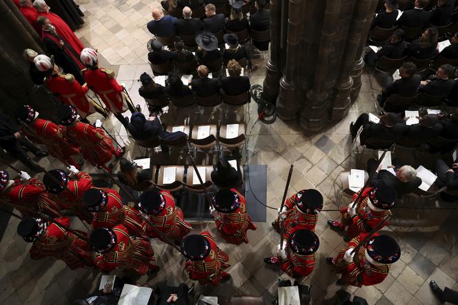 Trumna z Królową przybyła do Westminsteru