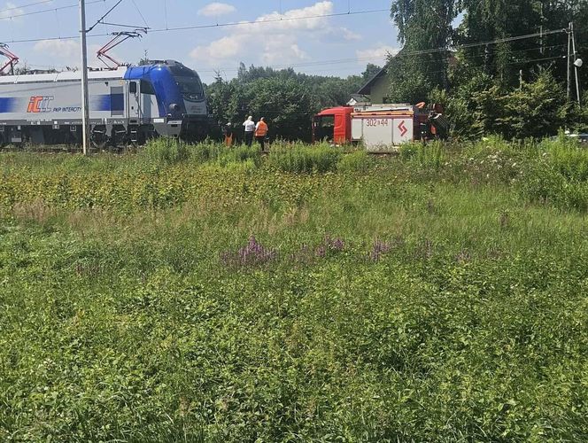 Poważny wypadek w Radziszowie. Samochód zderzył się z pociągiem, ogromne utrudnienia w ruchu
