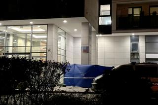 Nocna akcja na Gocławiu. Kobieta spadła z 13 piętra. Co się stało?