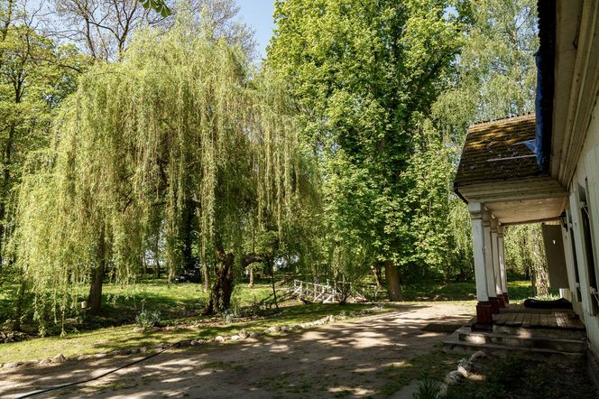 W Łękach Kościelny można podziwiać dworek z XVIII wieku