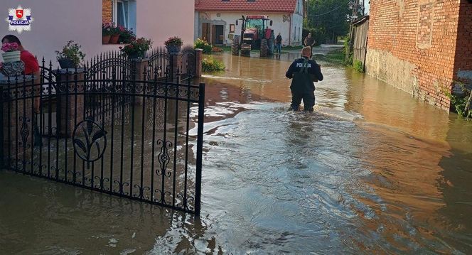 Policjanci z woj. lubelskiego pomagają mieszkańcom na Dolnym Śląsku