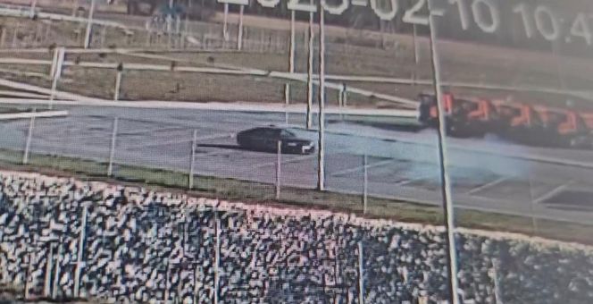 Szalony drift na parkingu w Piasecznie! Myślicie, że to wszystko? Kierowca nie miał prawa jazdy od roku!