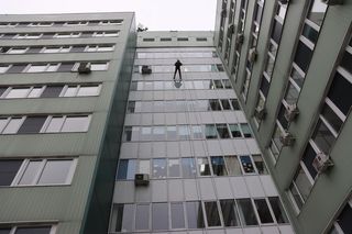 Kontrterroryści w czapkach św. Mikołaja zwisali z dachu szpitala. Zrobili to dla dzieci